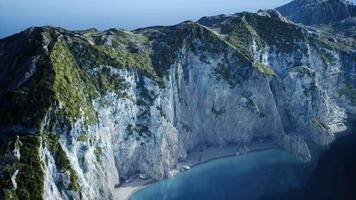 îles de norvège avec rochers et falaises video