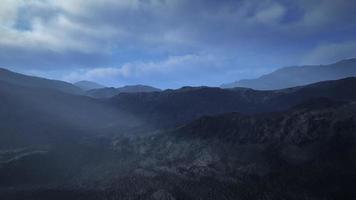 montagne dans le brouillard et le désert de pierre video