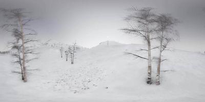 vr 360-Kamera, die sich über schneebedeckten Bergen bewegt