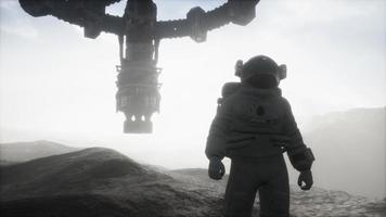 astronaute marchant sur une planète mars video
