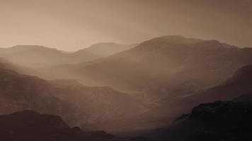 silhouette noire des montagnes rocheuses dans un brouillard profond video