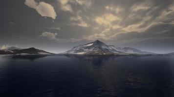 berg täckta med is i antarktiska landskap