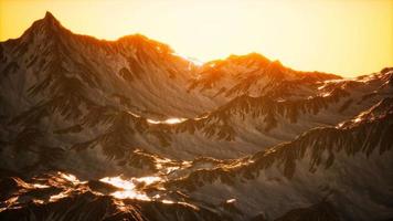 vue aérienne des montagnes des alpes dans la neige video