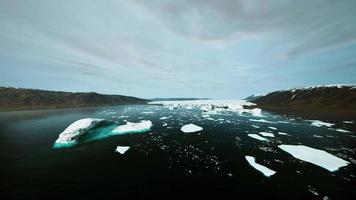 montagne innevate e iceberg alla deriva nel mare della Groenlandia video