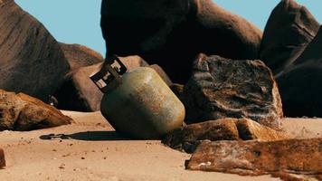 Ancienne bouteille de gaz de cuisine sur la plage de sable video