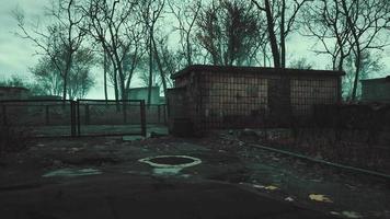 vieux garages abandonnés dans la forêt video