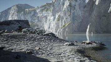 spiaggia di sabbia tra le rocce sulla costa dell'Oceano Atlantico in Portogallo video