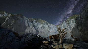 hyperlapse du ciel étoilé de nuit avec plage de montagne et océan à lofoten norvège