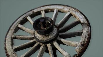 handgefertigtes rustikales Vintage-Holzrad, das in mittelalterlichen Wagen verwendet wird video