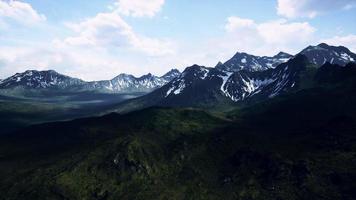 vista panoramica sull'idilliaco paesaggio montano delle Alpi video