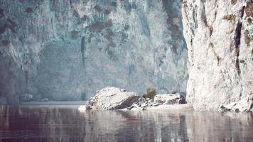 oceano blu e scogliere rocciose video