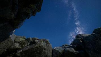 Sentiers d'étoiles d'astrophotographie 4k sur les parois du canyon de grès.