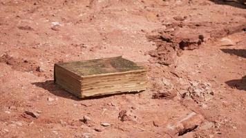 libro antiguo en el desierto de roca roja