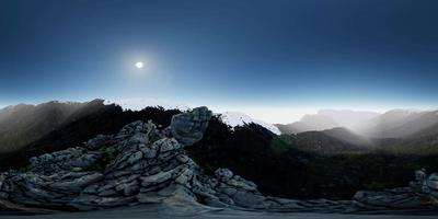 telecamera aerea vr 360 che si muove sopra le rocce video