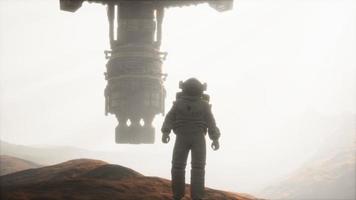 l'astronauta cammina sul pianeta rosso Marte. missione spaziale video
