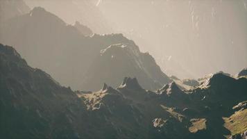 pico de la montaña en la cordillera del himalaya en nepal video