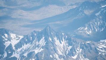 vista aérea paisagem de mountais com coberto de neve video