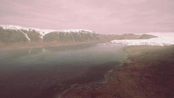 grande geleira nas montanhas do alasca no verão video