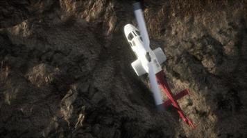 elicottero al rallentatore sopra il deserto roccioso video