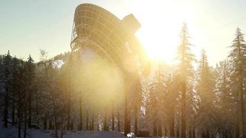 le radiotélescope de l'observatoire en forêt au coucher du soleil video