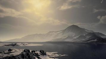 montagne coperte di ghiaccio nel paesaggio antartico video