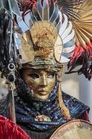 venecia, italia - 10 de febrero de 2013 - persona no identificada con máscara de carnaval veneciano tradicional en venecia, italia. en 2013 se realiza del 26 de enero al 12 de febrero. foto
