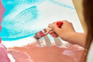 pintor aficionado dibujando sobre lienzo blanco en el ejercicio de arte al aire libre, rendimiento de pintura foto