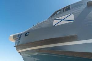 nariz de avión militar con bandera de la marina rusa, espacio de copia, fondo ruso del cielo azul foto