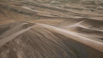 dune del deserto di sabbia rossa al tramonto video