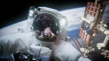 astronauta en la caminata espacial. elementos de esta imagen proporcionados por la nasa video