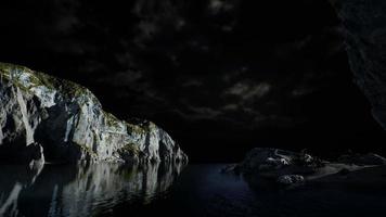 Fjord mit dunklen Gewitterwolken