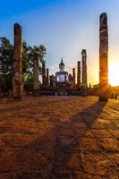 silueta estatua de buda en el templo wat mahathat en el parque histórico de sukhothai, provincia de sukhothai, tailandia. foto