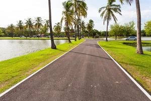 carretera asfaltada en el parque histórico de sukhothai tailandia foto