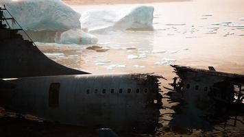 Flugzeug stürzte auf einen Berg video