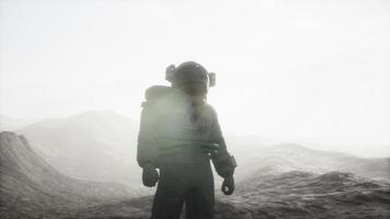 astronauta su un altro pianeta con polvere e nebbia video