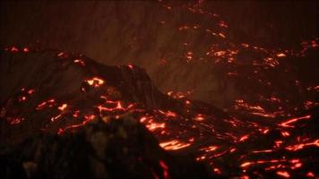 lava fusa rossa e arancione vibrante che scorre su un campo di lava grigio e su una terra rocciosa lucida video