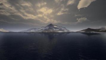 berg täckta med is i antarktiska landskap video