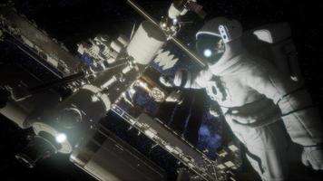 astronaut utanför den internationella rymdstationen på en rymdpromenad video
