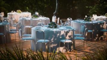 tavolo e sedia di vimini vuoti nel giardino della foresta del ristorante all'aperto video