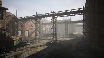 usine abandonnée avec des ruines en béton dans le quartier industriel video