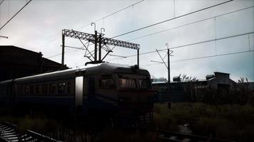 scalo ferroviario abbandonato con treni vecchi e nuovi video