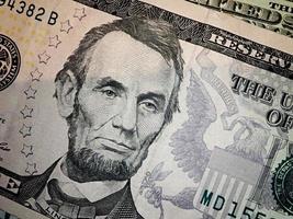 retrato de la cara de abraham abe lincoln en macro de billete de 5 dólares. dinero de estados unidos. foto