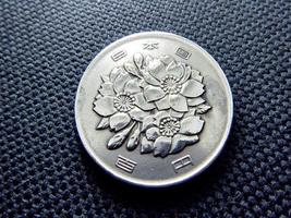 moneda de 100 yenes japoneses foto
