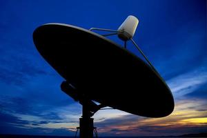 antena de satélite en el crepúsculo foto
