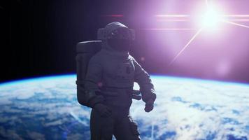 astronauta trabajando en una nave espacial. elementos de imagen proporcionados por la nasa video