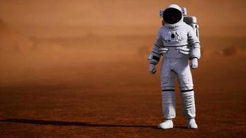 astronaut op het oppervlak van Mars. rode planeet bedekt met gas en steen