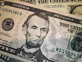 retrato de la cara de abraham abe lincoln en macro de billete de 5 dólares. dinero de estados unidos. foto