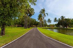 carretera asfaltada en el parque histórico de sukhothai tailandia foto