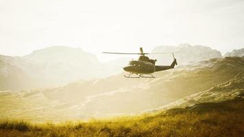 Hubschrauber aus der Zeit des Vietnamkriegs in Zeitlupe in den Bergen