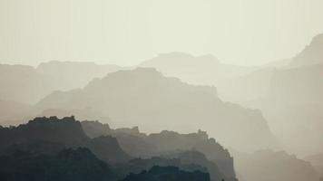 nebbia nella valle rocciosa della montagna video